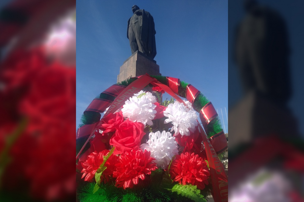Астраханские коммунисты принесли Владимиру Ленину венок