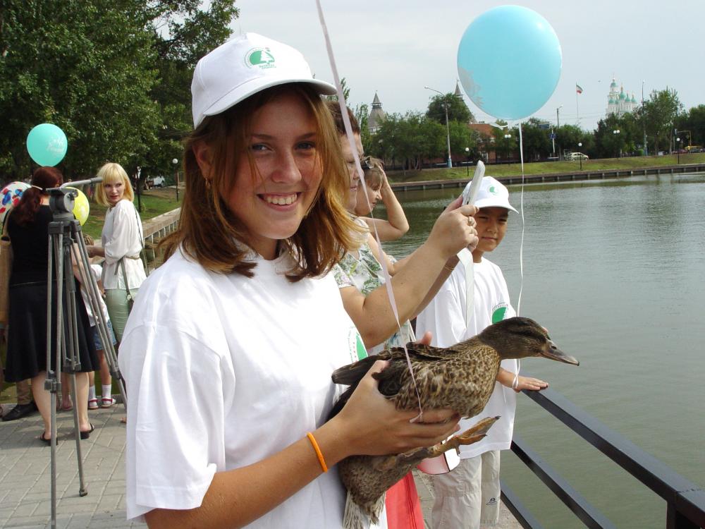 «Ростелеком» поддержал в Астрахани эко-акцию по выпуску утки-кряквы