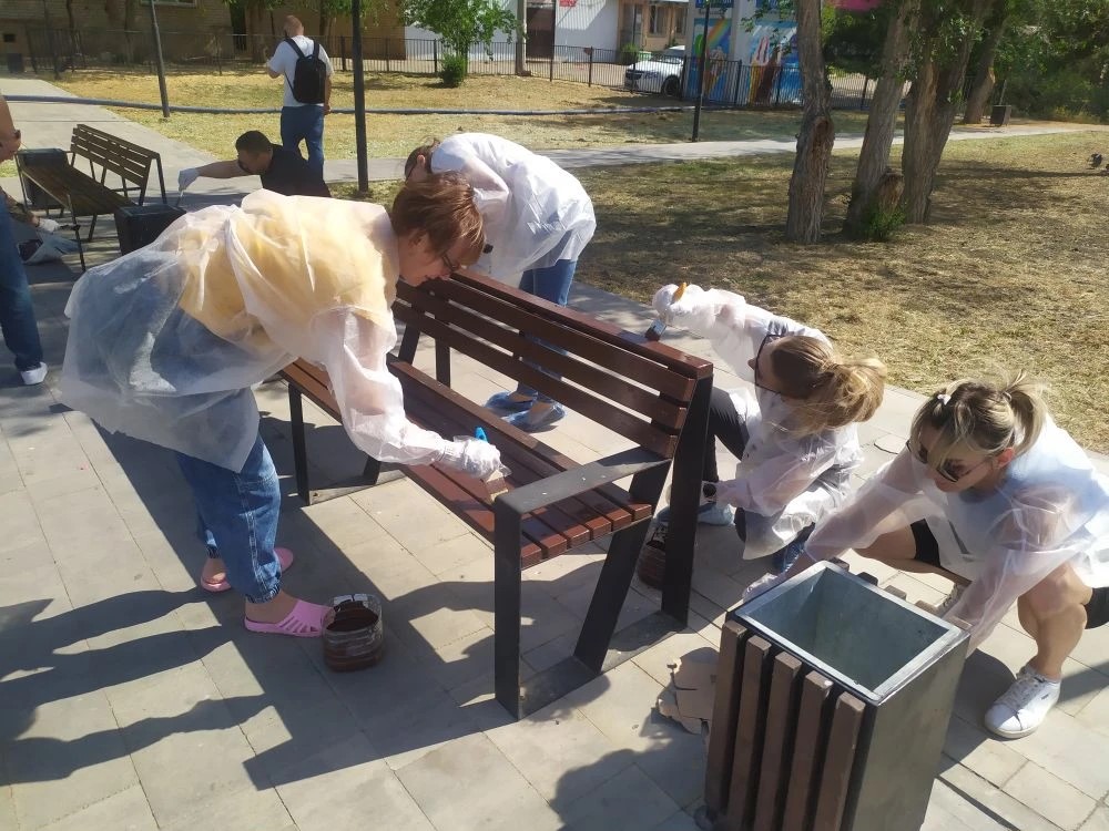 В парках и скверах Астрахани обновили скамейки