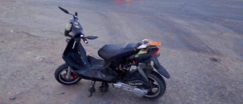 Под Астраханью двое подростков на мопеде попали в аварию