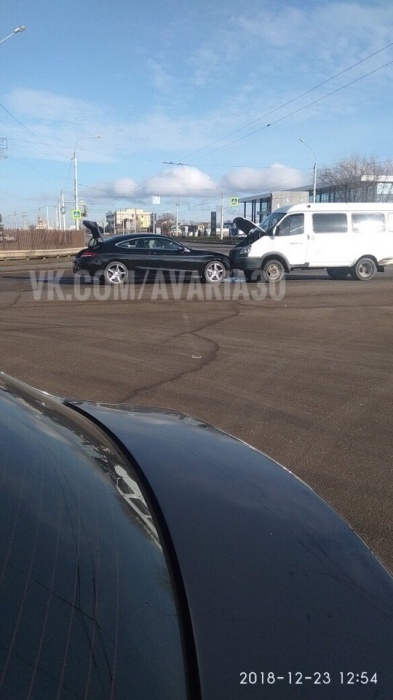 В Астрахани "Мерседес" выехал на встречку и врезался в "Газель"