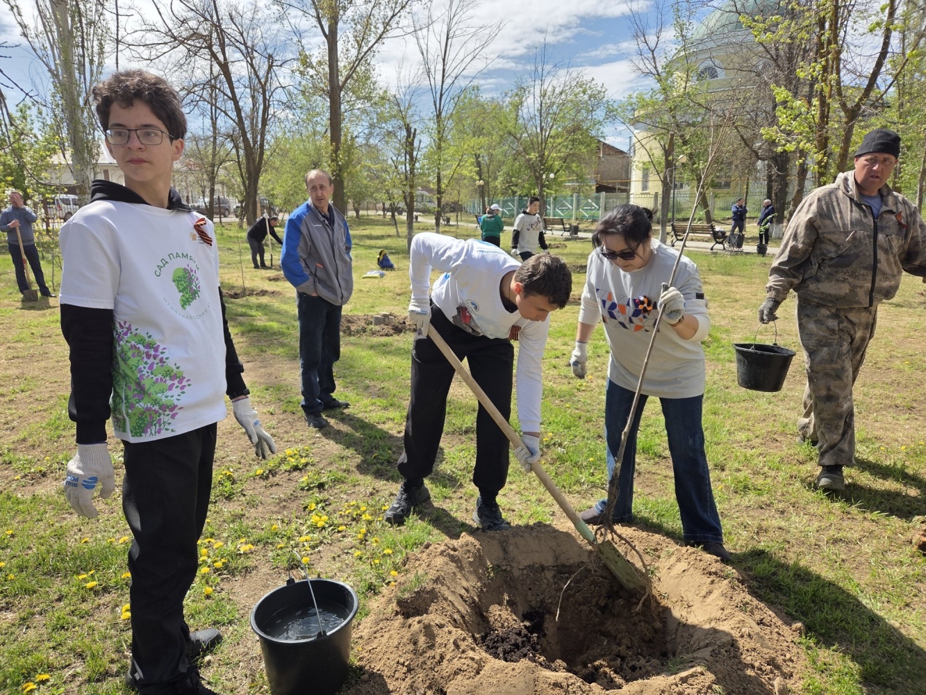 Сад памяти: «Ростелеком» высадил аллею в парке Енотаевского района