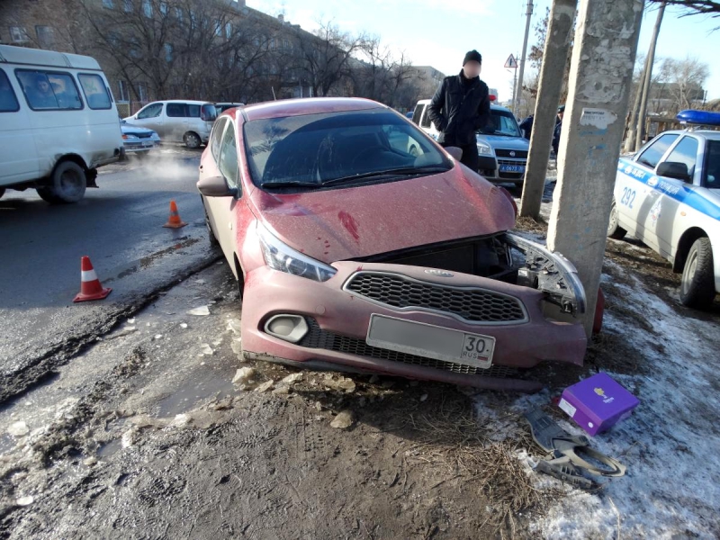 В Астрахани иномарка сбила пешехода и врезалась в столб