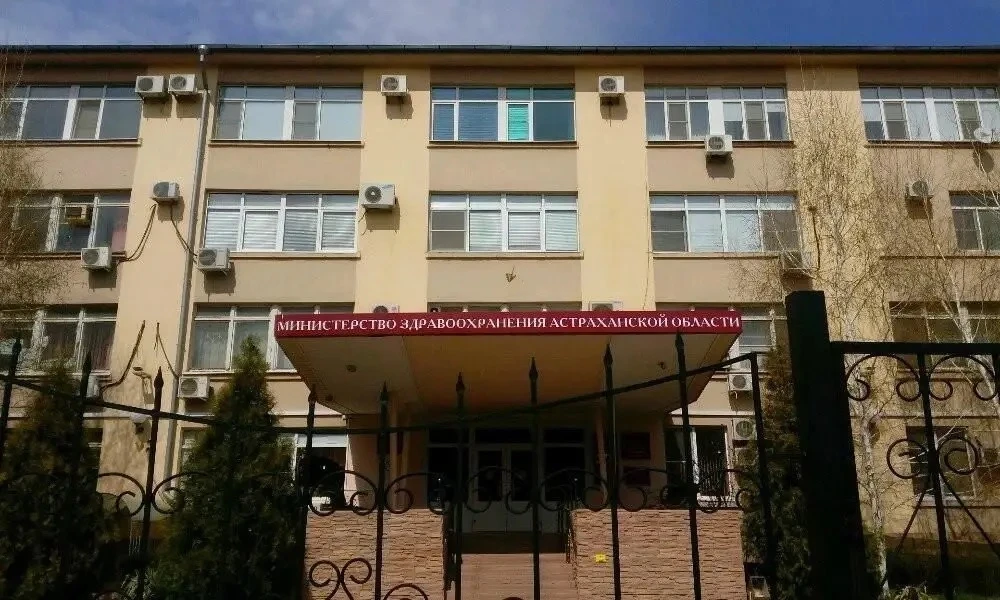 Районную поликлинику под Астраханью срочно переселили из-за трещин на здании