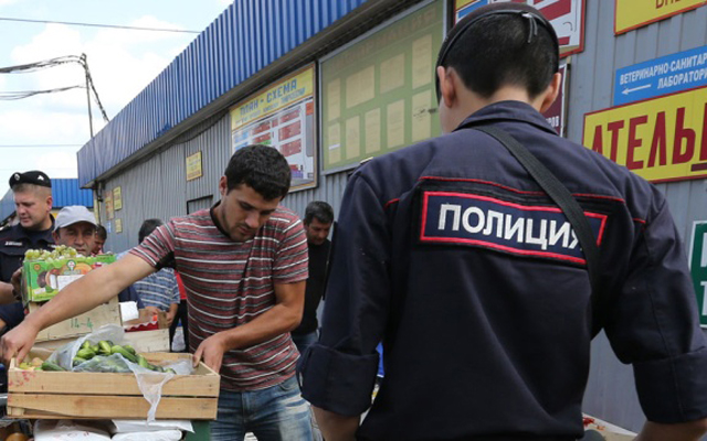 В Астрахани силовики проверили уличных торговцев на Петровской Набережной