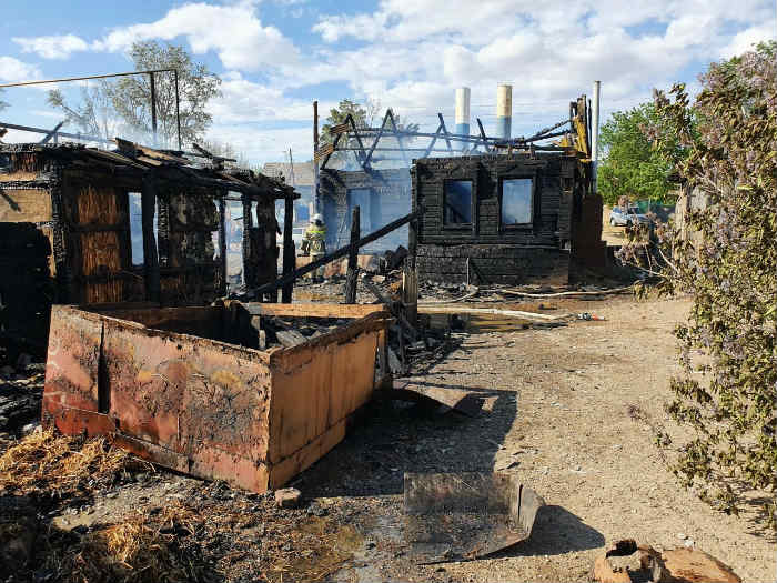 В астраханском селе дотла сгорел частный дом