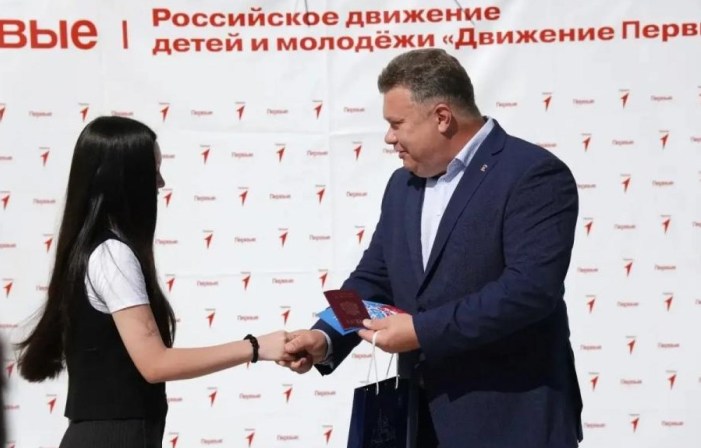 Накануне Дня флага глава Астрахани Игорь Редькин вручил паспорта школьникам