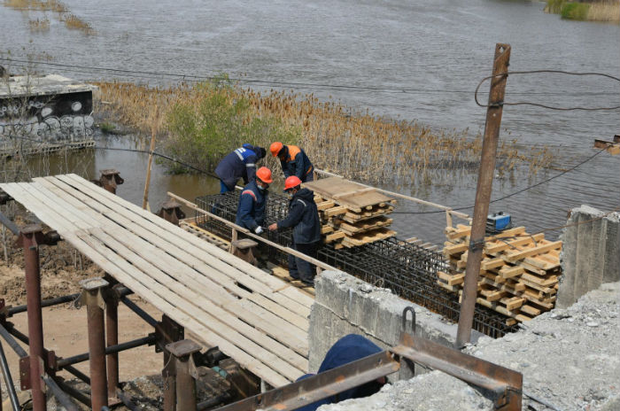 Карантин карантином, а Милицейский мост продолжают ремонтировать