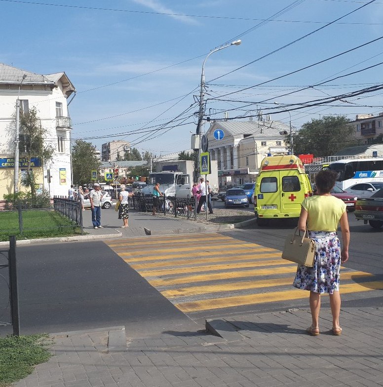 В Астрахани грузовик врезался в ограждение и светофор