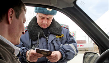 Под Астраханью полиция остановила пенсионера из Калужской области с поддельными правами