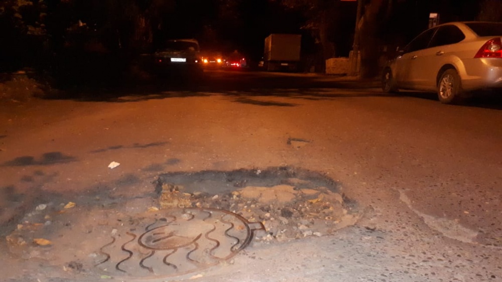 Астраханских водителей предупреждают о коварной яме, есть пострадавшие