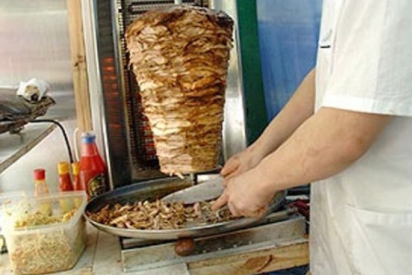 Продавец шаурмы, отравивший 19 жителей Ахтубинска, пошел под суд