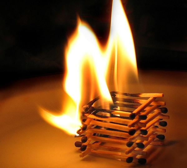 В Астрахани сгорели две хозпостройки