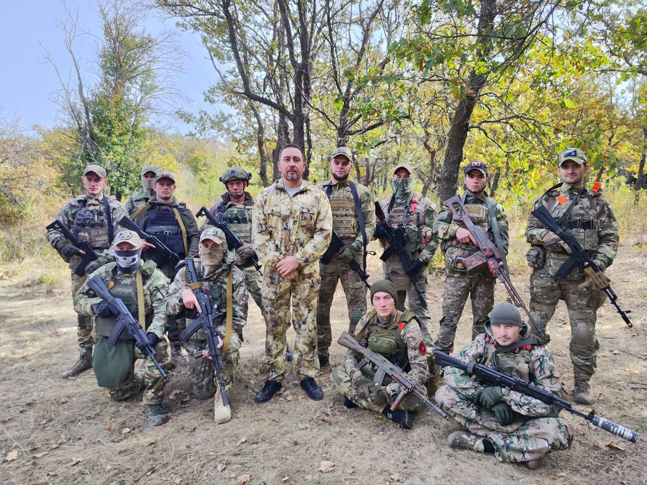 Денис Харитонов вручил командиру разведывательно-штурмовой бригады святого Георгия Александру Бородаю благодарность от астраханской облдумы