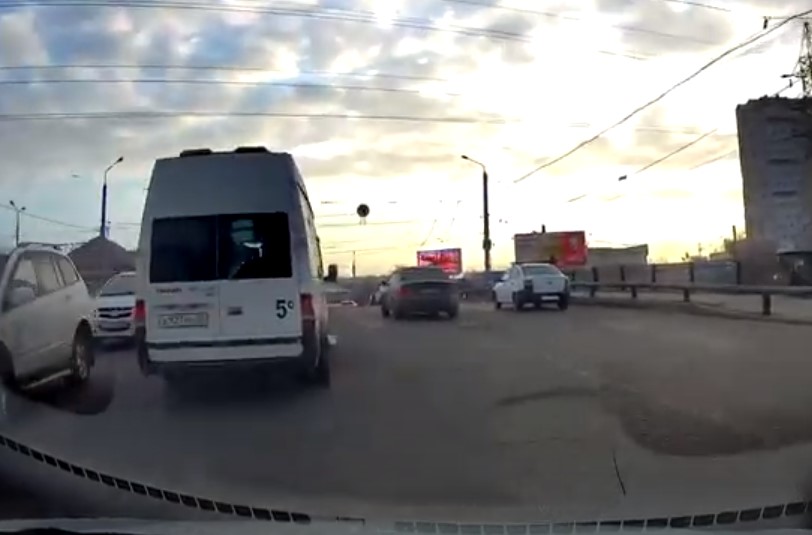 В районе Больших Исад в Астрахани засняли беспардонную и опасную езду водителя маршрутки: видео