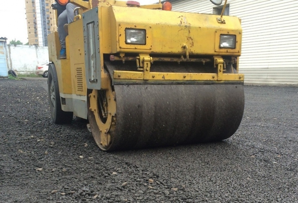 На парковке торгового центра в Астрахани пытались украсть дорожный каток