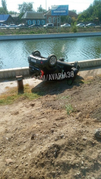 Появилось трешовое видео аварии с переворачивающимся авто в Астрахани