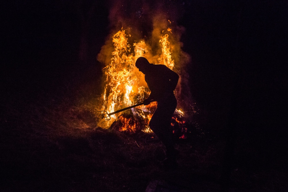 Крупный пожар уничтожил большой жилой дом в Астраханской области