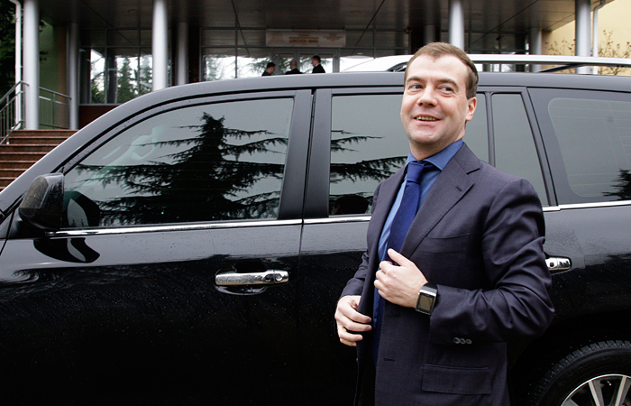 Медведев изменил правила получения водительских прав