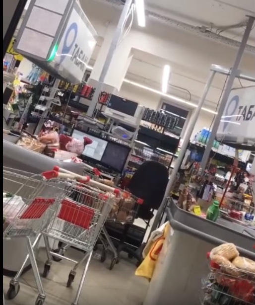 Кто прав. В Астрахани на видео попал бурный конфликт между продавцом и покупателем 
