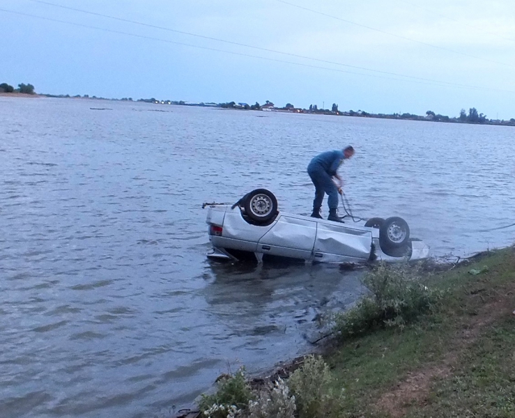 Под Астраханью автомобиль опрокинулся в водоем