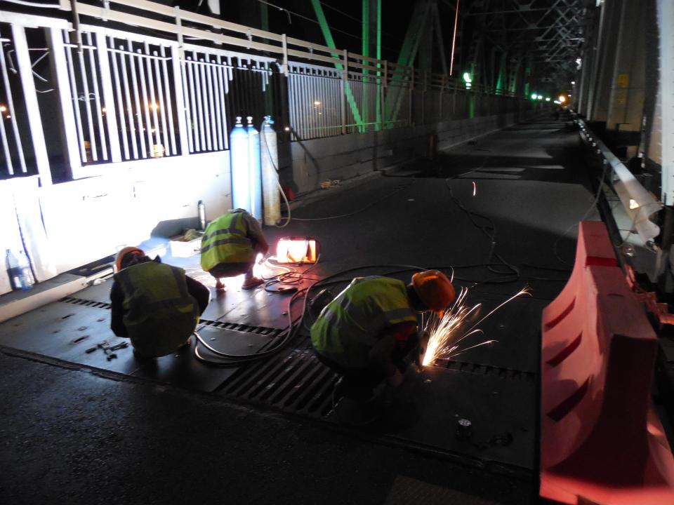 На Старом мосту восстановили сварку на деформационных швах 