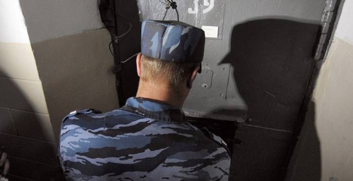 В Астрахани бывший сотрудник колонии получил срок за взятку