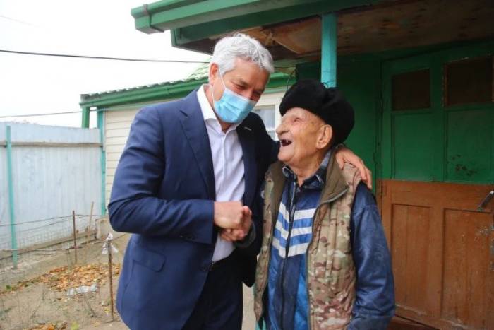 Леонид Огуль посетил астраханских ветеранов, взятых под патронаж в период пандемии в рамках акции #МыВместе партии «Единая Россия»