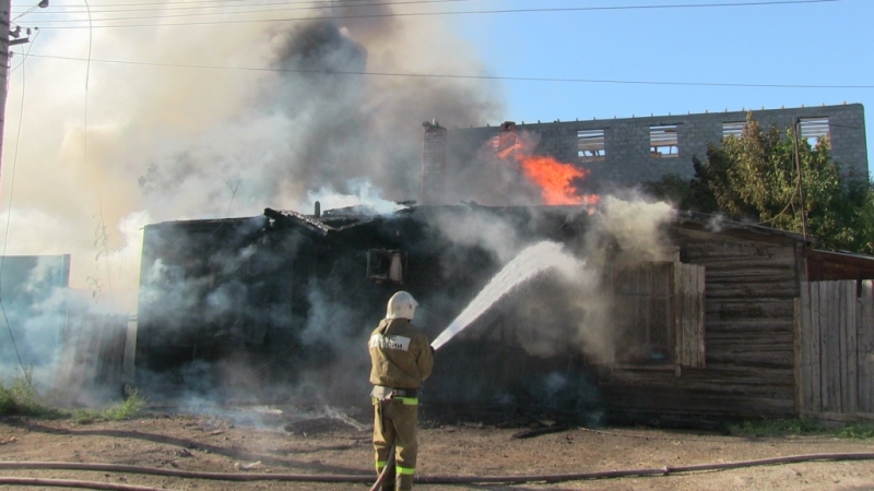 В Астрахани произошел крупный пожар: сгорел жилой дом