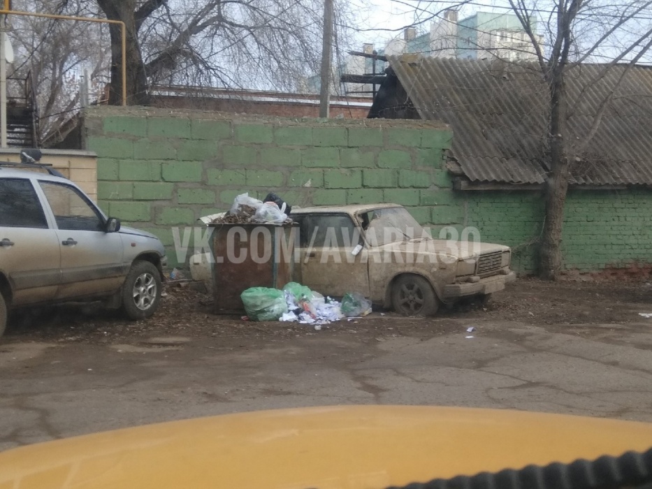 Фото дня: в Астрахани "ВАЗ" выкинули на помойку