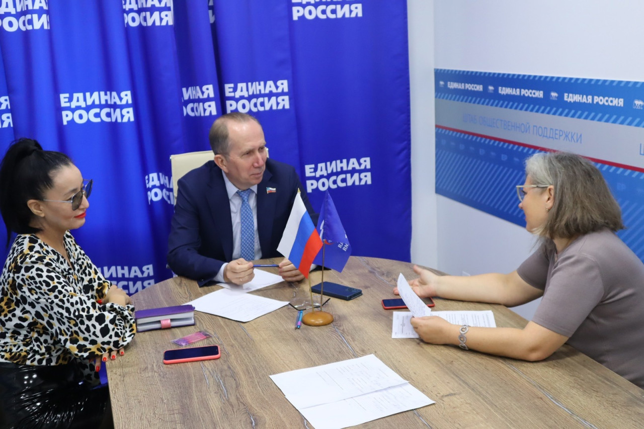 Игорь Седов решает проблемы астраханцев во время приемов