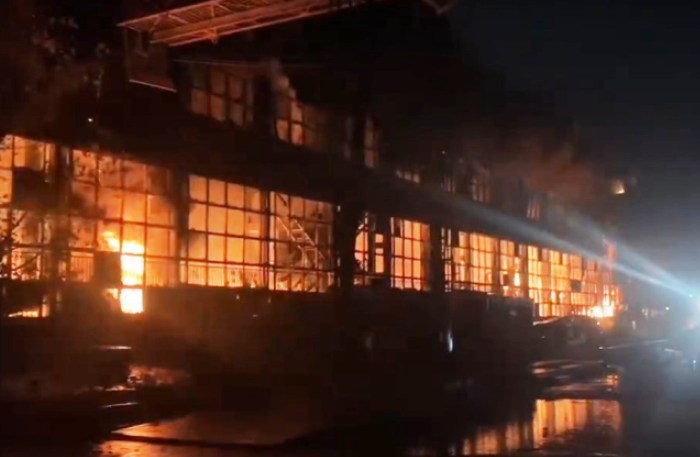 Под Астраханью силы МЧС тушат крупный пожар