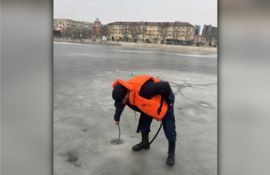 Лед на астраханских каналах поменял цвет