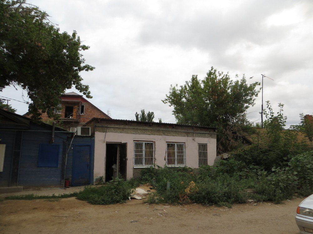 В Астрахани обиженный иностранец зарезал товарища и пытался сжечь второго