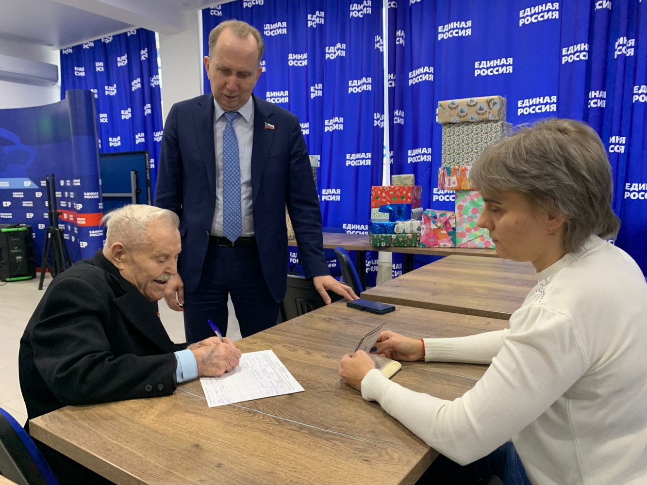 97-летний ветеран войны пришел в астраханский штаб, чтобы поставить подпись в поддержку Путина