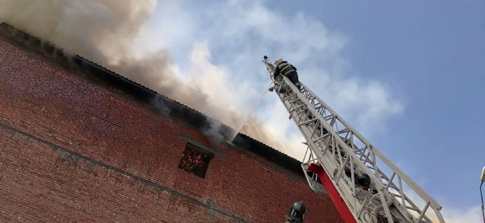 В Астрахани крупный пожар: горит здание