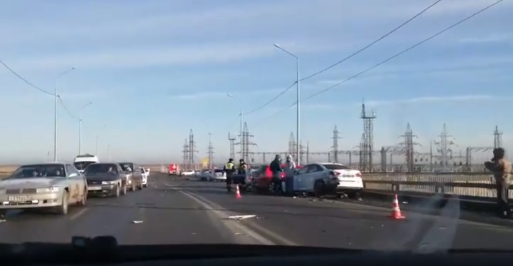 Кадры из соцсети: в Астрахани на мосту столкнулись 9 машин