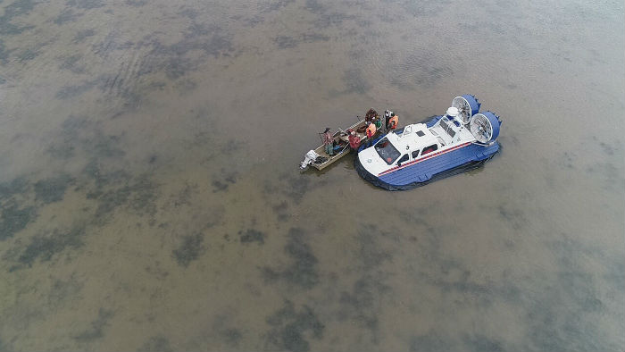 Астраханские рыбаки, застрявшие на мелководье на Каспийском взморье, тащили лодку на себе