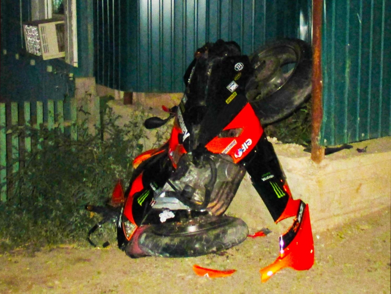 Под Астраханью мотоцикл врезался в забор: пострадал пассажир