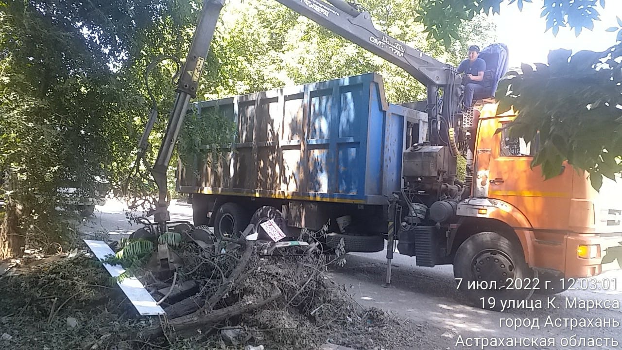 Астраханские коммунальщики ликвидируют до восьми несанкционированных свалок ежедневно