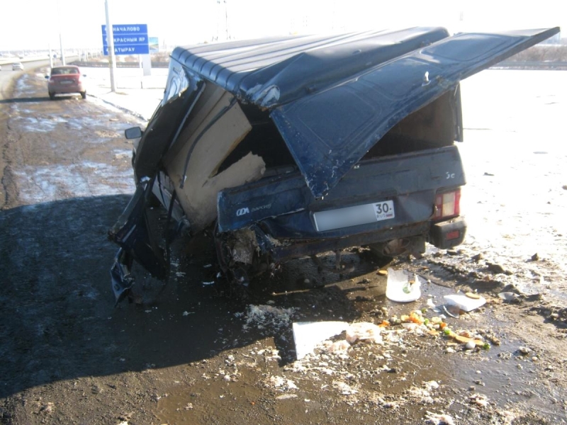 В Астрахани водитель фургона врезался в опору линии электропередач
