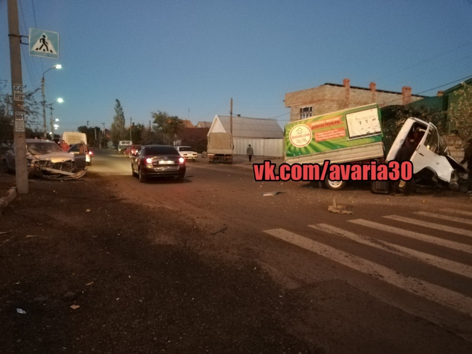 Еще одно серьезное ДТП в Астрахани: грузовик и легковушка не поделили дорогу