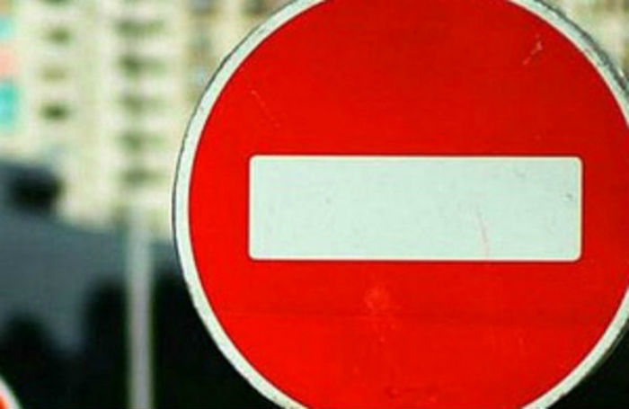 В Астрахани на одной из центральных улиц запретили остановку и стоянку авто на 10 месяцев