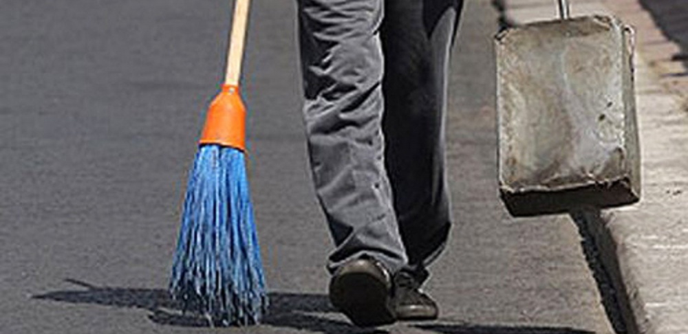 Хозяйка "резиновой квартиры" в астраханском поселке отправится подметать его улицы