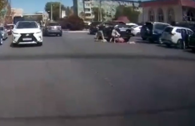 Опубликован момент наезда на женщину у "Михайловского" в Астрахани