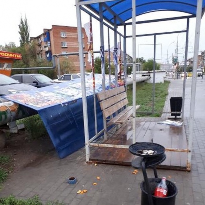 В Астрахани сфотографировали ущербную остановку