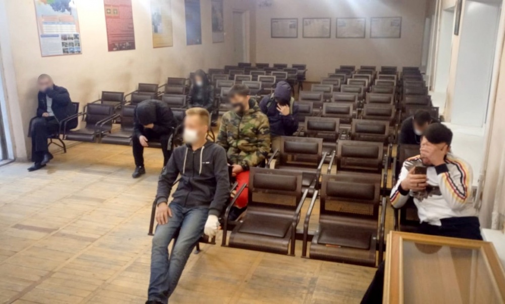 В сети распространяется видео столпотворения в Трусовском РОВД нарушителей карантина