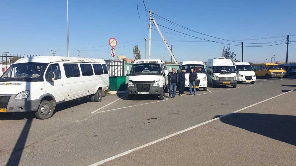 Маршрутчикам, устроившим демарш у астраханского Автовокзала, начали отдавать долги