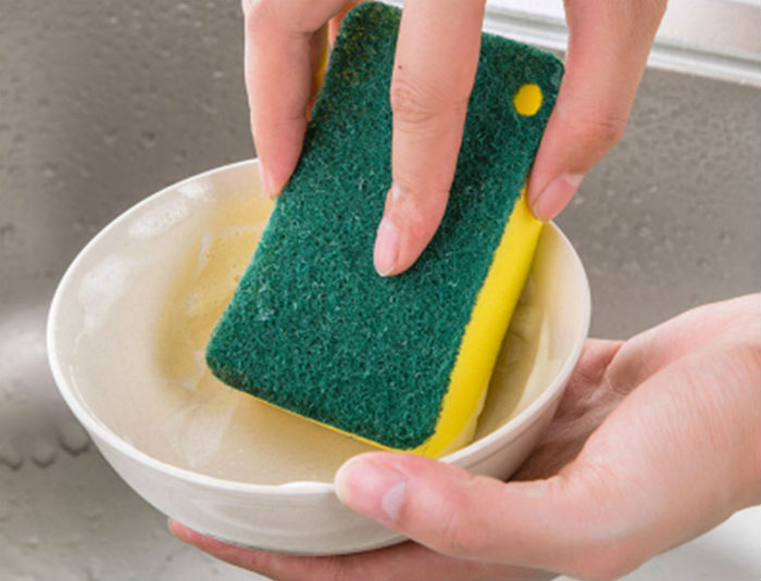 Выбросьте это немедленно: Роспотребнадзор рассказал, как опасны губки для посуды