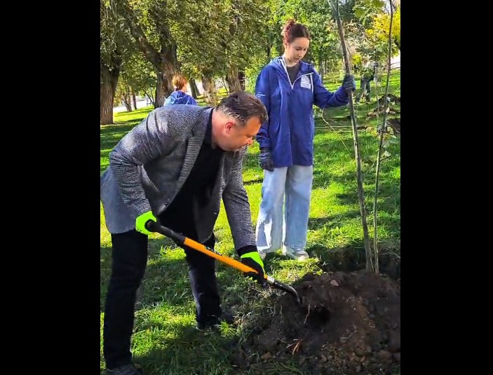 У стен Астраханского кремля высадили дубы